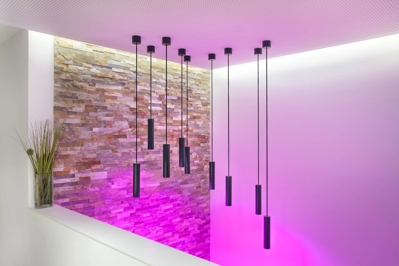 Pêndulos LED Loxone numa sala com iluminação de ambiente