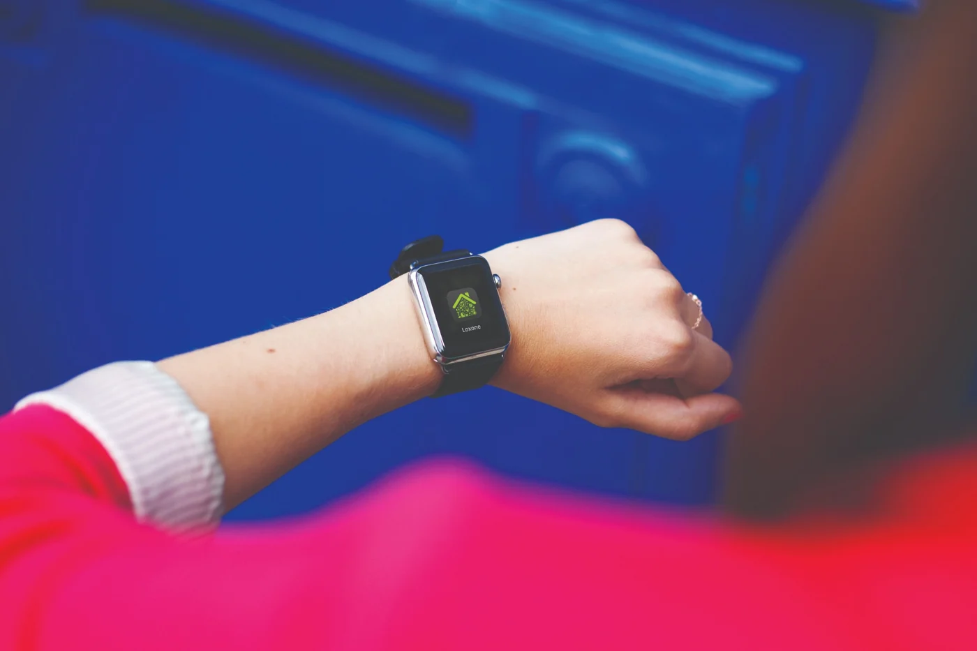 Smartwatch a apresentar uma notificação da casa Loxone